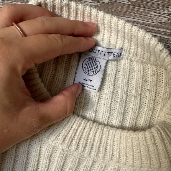 XS Urban Outfitters Cropped White Sweater - Picture 2 of 2